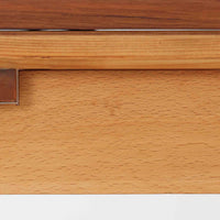 チーク材とビーチ材を組み合わせたデンマーク製のエクステンションダイニングテーブル。天板には深みのあるチーク材、脚部、幕板、拡張板には明るいビーチ材を使用し、異素材のコントラストが洗練された印象を与えます。幅100cmとコンパクトながら、両側に伸長式リーフを備え、用途に応じて天板の拡張が可能。シンプルで堅牢なつくりは、限られた空間にもフィットし、経年変化による木材の味わいとともに、長く愛用できる北欧ビンテージ家具の魅力が詰まった一台です。