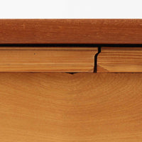 チーク材とビーチ材を組み合わせたデンマーク製のエクステンションダイニングテーブル。天板には深みのあるチーク材、脚部、幕板、拡張板には明るいビーチ材を使用し、異素材のコントラストが洗練された印象を与えます。幅100cmとコンパクトながら、両側に伸長式リーフを備え、用途に応じて天板の拡張が可能。シンプルで堅牢なつくりは、限られた空間にもフィットし、経年変化による木材の味わいとともに、長く愛用できる北欧ビンテージ家具の魅力が詰まった一台です。