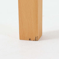 チーク材とビーチ材を組み合わせたデンマーク製のエクステンションダイニングテーブル。天板には深みのあるチーク材、脚部、幕板、拡張板には明るいビーチ材を使用し、異素材のコントラストが洗練された印象を与えます。幅100cmとコンパクトながら、両側に伸長式リーフを備え、用途に応じて天板の拡張が可能。シンプルで堅牢なつくりは、限られた空間にもフィットし、経年変化による木材の味わいとともに、長く愛用できる北欧ビンテージ家具の魅力が詰まった一台です。