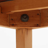 チーク材とビーチ材を組み合わせたデンマーク製のエクステンションダイニングテーブル。天板には深みのあるチーク材、脚部、幕板、拡張板には明るいビーチ材を使用し、異素材のコントラストが洗練された印象を与えます。幅100cmとコンパクトながら、両側に伸長式リーフを備え、用途に応じて天板の拡張が可能。シンプルで堅牢なつくりは、限られた空間にもフィットし、経年変化による木材の味わいとともに、長く愛用できる北欧ビンテージ家具の魅力が詰まった一台です。