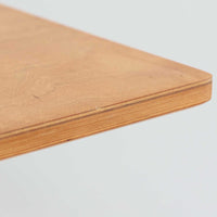 チーク材とビーチ材を組み合わせたデンマーク製のエクステンションダイニングテーブル。天板には深みのあるチーク材、脚部、幕板、拡張板には明るいビーチ材を使用し、異素材のコントラストが洗練された印象を与えます。幅100cmとコンパクトながら、両側に伸長式リーフを備え、用途に応じて天板の拡張が可能。シンプルで堅牢なつくりは、限られた空間にもフィットし、経年変化による木材の味わいとともに、長く愛用できる北欧ビンテージ家具の魅力が詰まった一台です。