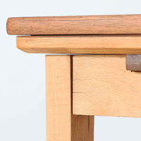 チーク材とビーチ材を組み合わせたデンマーク製のエクステンションダイニングテーブル。天板には深みのあるチーク材、脚部、幕板、拡張板には明るいビーチ材を使用し、異素材のコントラストが洗練された印象を与えます。幅100cmとコンパクトながら、両側に伸長式リーフを備え、用途に応じて天板の拡張が可能。シンプルで堅牢なつくりは、限られた空間にもフィットし、経年変化による木材の味わいとともに、長く愛用できる北欧ビンテージ家具の魅力が詰まった一台です。