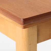 チーク材とビーチ材を組み合わせたデンマーク製のエクステンションダイニングテーブル。天板には深みのあるチーク材、脚部、幕板、拡張板には明るいビーチ材を使用し、異素材のコントラストが洗練された印象を与えます。幅100cmとコンパクトながら、両側に伸長式リーフを備え、用途に応じて天板の拡張が可能。シンプルで堅牢なつくりは、限られた空間にもフィットし、経年変化による木材の味わいとともに、長く愛用できる北欧ビンテージ家具の魅力が詰まった一台です。