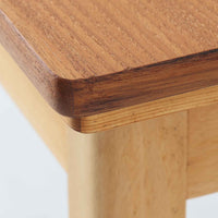 チーク材とビーチ材を組み合わせたデンマーク製のエクステンションダイニングテーブル。天板には深みのあるチーク材、脚部、幕板、拡張板には明るいビーチ材を使用し、異素材のコントラストが洗練された印象を与えます。幅100cmとコンパクトながら、両側に伸長式リーフを備え、用途に応じて天板の拡張が可能。シンプルで堅牢なつくりは、限られた空間にもフィットし、経年変化による木材の味わいとともに、長く愛用できる北欧ビンテージ家具の魅力が詰まった一台です。