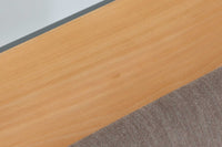 デンマークを代表する家具デザイナー、ハンス・J・ウェグナーによるデザインのデイベッド。シンプルで洗練されたフォルムと機能美が融合した、GATAmA社製の北欧ビンテージ家具です。フレームにはナチュラルなビーチ材が使用され、優しい木の風合いが感じられる仕上がり。クッションは新しく張り替えており、快適な座り心地を提供します。背もたれ部分はスムーズに動かせる仕様で、簡単にデイベッドとして使用可能。リビングのソファとしてはもちろん、ゲスト用のベッドとしても活躍します。北欧デザインらしいミニマルで実用的な構造が特徴で、どんな空間にも馴染みやすい一台です。