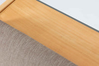 デンマークを代表する家具デザイナー、ハンス・J・ウェグナーによるデザインのデイベッド。シンプルで洗練されたフォルムと機能美が融合した、GATAmA社製の北欧ビンテージ家具です。フレームにはナチュラルなビーチ材が使用され、優しい木の風合いが感じられる仕上がり。クッションは新しく張り替えており、快適な座り心地を提供します。背もたれ部分はスムーズに動かせる仕様で、簡単にデイベッドとして使用可能。リビングのソファとしてはもちろん、ゲスト用のベッドとしても活躍します。北欧デザインらしいミニマルで実用的な構造が特徴で、どんな空間にも馴染みやすい一台です。