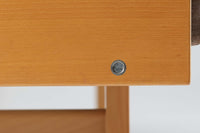 デンマークを代表する家具デザイナー、ハンス・J・ウェグナーによるデザインのデイベッド。シンプルで洗練されたフォルムと機能美が融合した、GATAmA社製の北欧ビンテージ家具です。フレームにはナチュラルなビーチ材が使用され、優しい木の風合いが感じられる仕上がり。クッションは新しく張り替えており、快適な座り心地を提供します。背もたれ部分はスムーズに動かせる仕様で、簡単にデイベッドとして使用可能。リビングのソファとしてはもちろん、ゲスト用のベッドとしても活躍します。北欧デザインらしいミニマルで実用的な構造が特徴で、どんな空間にも馴染みやすい一台です。