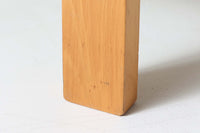 デンマークを代表する家具デザイナー、ハンス・J・ウェグナーによるデザインのデイベッド。シンプルで洗練されたフォルムと機能美が融合した、GATAmA社製の北欧ビンテージ家具です。フレームにはナチュラルなビーチ材が使用され、優しい木の風合いが感じられる仕上がり。クッションは新しく張り替えており、快適な座り心地を提供します。背もたれ部分はスムーズに動かせる仕様で、簡単にデイベッドとして使用可能。リビングのソファとしてはもちろん、ゲスト用のベッドとしても活躍します。北欧デザインらしいミニマルで実用的な構造が特徴で、どんな空間にも馴染みやすい一台です。