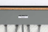 デンマークを代表する家具デザイナー、ハンス・J・ウェグナーによるデザインのデイベッド。シンプルで洗練されたフォルムと機能美が融合した、GATAmA社製の北欧ビンテージ家具です。フレームにはナチュラルなビーチ材が使用され、優しい木の風合いが感じられる仕上がり。クッションは新しく張り替えており、快適な座り心地を提供します。背もたれ部分はスムーズに動かせる仕様で、簡単にデイベッドとして使用可能。リビングのソファとしてはもちろん、ゲスト用のベッドとしても活躍します。北欧デザインらしいミニマルで実用的な構造が特徴で、どんな空間にも馴染みやすい一台です。