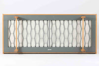 デンマークを代表する家具デザイナー、ハンス・J・ウェグナーによるデザインのデイベッド。シンプルで洗練されたフォルムと機能美が融合した、GATAmA社製の北欧ビンテージ家具です。フレームにはナチュラルなビーチ材が使用され、優しい木の風合いが感じられる仕上がり。クッションは新しく張り替えており、快適な座り心地を提供します。背もたれ部分はスムーズに動かせる仕様で、簡単にデイベッドとして使用可能。リビングのソファとしてはもちろん、ゲスト用のベッドとしても活躍します。北欧デザインらしいミニマルで実用的な構造が特徴で、どんな空間にも馴染みやすい一台です。