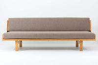 デンマークを代表する家具デザイナー、ハンス・J・ウェグナーによるデザインのデイベッド。シンプルで洗練されたフォルムと機能美が融合した、GATAmA社製の北欧ビンテージ家具です。フレームにはナチュラルなビーチ材が使用され、優しい木の風合いが感じられる仕上がり。クッションは新しく張り替えており、快適な座り心地を提供します。背もたれ部分はスムーズに動かせる仕様で、簡単にデイベッドとして使用可能。リビングのソファとしてはもちろん、ゲスト用のベッドとしても活躍します。北欧デザインらしいミニマルで実用的な構造が特徴で、どんな空間にも馴染みやすい一台です。