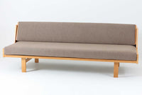 デンマークを代表する家具デザイナー、ハンス・J・ウェグナーによるデザインのデイベッド。シンプルで洗練されたフォルムと機能美が融合した、GATAmA社製の北欧ビンテージ家具です。フレームにはナチュラルなビーチ材が使用され、優しい木の風合いが感じられる仕上がり。クッションは新しく張り替えており、快適な座り心地を提供します。背もたれ部分はスムーズに動かせる仕様で、簡単にデイベッドとして使用可能。リビングのソファとしてはもちろん、ゲスト用のベッドとしても活躍します。北欧デザインらしいミニマルで実用的な構造が特徴で、どんな空間にも馴染みやすい一台です。