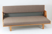 デンマークを代表する家具デザイナー、ハンス・J・ウェグナーによるデザインのデイベッド。シンプルで洗練されたフォルムと機能美が融合した、GATAmA社製の北欧ビンテージ家具です。フレームにはナチュラルなビーチ材が使用され、優しい木の風合いが感じられる仕上がり。クッションは新しく張り替えており、快適な座り心地を提供します。背もたれ部分はスムーズに動かせる仕様で、簡単にデイベッドとして使用可能。リビングのソファとしてはもちろん、ゲスト用のベッドとしても活躍します。北欧デザインらしいミニマルで実用的な構造が特徴で、どんな空間にも馴染みやすい一台です。