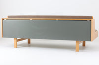 デンマークを代表する家具デザイナー、ハンス・J・ウェグナーによるデザインのデイベッド。シンプルで洗練されたフォルムと機能美が融合した、GATAmA社製の北欧ビンテージ家具です。フレームにはナチュラルなビーチ材が使用され、優しい木の風合いが感じられる仕上がり。クッションは新しく張り替えており、快適な座り心地を提供します。背もたれ部分はスムーズに動かせる仕様で、簡単にデイベッドとして使用可能。リビングのソファとしてはもちろん、ゲスト用のベッドとしても活躍します。北欧デザインらしいミニマルで実用的な構造が特徴で、どんな空間にも馴染みやすい一台です。