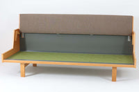 デンマークを代表する家具デザイナー、ハンス・J・ウェグナーによるデザインのデイベッド。シンプルで洗練されたフォルムと機能美が融合した、GATAmA社製の北欧ビンテージ家具です。フレームにはナチュラルなビーチ材が使用され、優しい木の風合いが感じられる仕上がり。クッションは新しく張り替えており、快適な座り心地を提供します。背もたれ部分はスムーズに動かせる仕様で、簡単にデイベッドとして使用可能。リビングのソファとしてはもちろん、ゲスト用のベッドとしても活躍します。北欧デザインらしいミニマルで実用的な構造が特徴で、どんな空間にも馴染みやすい一台です。