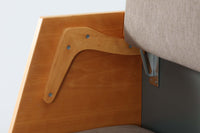 デンマークを代表する家具デザイナー、ハンス・J・ウェグナーによるデザインのデイベッド。シンプルで洗練されたフォルムと機能美が融合した、GATAmA社製の北欧ビンテージ家具です。フレームにはナチュラルなビーチ材が使用され、優しい木の風合いが感じられる仕上がり。クッションは新しく張り替えており、快適な座り心地を提供します。背もたれ部分はスムーズに動かせる仕様で、簡単にデイベッドとして使用可能。リビングのソファとしてはもちろん、ゲスト用のベッドとしても活躍します。北欧デザインらしいミニマルで実用的な構造が特徴で、どんな空間にも馴染みやすい一台です。