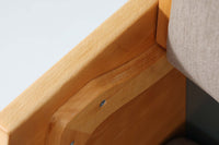 デンマークを代表する家具デザイナー、ハンス・J・ウェグナーによるデザインのデイベッド。シンプルで洗練されたフォルムと機能美が融合した、GATAmA社製の北欧ビンテージ家具です。フレームにはナチュラルなビーチ材が使用され、優しい木の風合いが感じられる仕上がり。クッションは新しく張り替えており、快適な座り心地を提供します。背もたれ部分はスムーズに動かせる仕様で、簡単にデイベッドとして使用可能。リビングのソファとしてはもちろん、ゲスト用のベッドとしても活躍します。北欧デザインらしいミニマルで実用的な構造が特徴で、どんな空間にも馴染みやすい一台です。