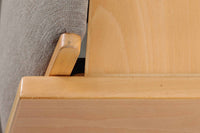 デンマークを代表する家具デザイナー、ハンス・J・ウェグナーによるデザインのデイベッド。シンプルで洗練されたフォルムと機能美が融合した、GATAmA社製の北欧ビンテージ家具です。フレームにはナチュラルなビーチ材が使用され、優しい木の風合いが感じられる仕上がり。クッションは新しく張り替えており、快適な座り心地を提供します。背もたれ部分はスムーズに動かせる仕様で、簡単にデイベッドとして使用可能。リビングのソファとしてはもちろん、ゲスト用のベッドとしても活躍します。北欧デザインらしいミニマルで実用的な構造が特徴で、どんな空間にも馴染みやすい一台です。