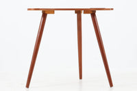 北欧から買い付けたビンテージのサイドテーブルです。ビンテージ家具ならではの3本脚に加え、個性的でお洒落な天板が魅力的で、どこか時代を感じさせるデザインです。天板には銅製の灰皿が備わっており、丁寧に磨き上げられているため、灰皿としてはもちろん、小物入れや飾り置きにも活用いただけます。良質なチーク材を使用した、やや大きめで珍しいタイプのテーブルです。