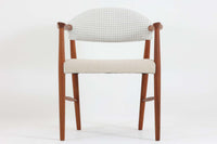 Kurt Olsenによってデザインされたmodel223は大き目の背もたれと、ウェビングテープ入りの座面により座心地に考慮されています。Slagelse mobelfabrikの熟練に職人によって形成された削り出されたチーク材の滑らかな雰囲気は既製品には無い高級感を感じさせてくれます。