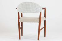 Kurt Olsenによってデザインされたmodel223は大き目の背もたれと、ウェビングテープ入りの座面により座心地に考慮されています。Slagelse mobelfabrikの熟練に職人によって形成された削り出されたチーク材の滑らかな雰囲気は既製品には無い高級感を感じさせてくれます。