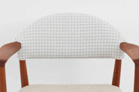 Kurt Olsenによってデザインされたmodel223は大き目の背もたれと、ウェビングテープ入りの座面により座心地に考慮されています。Slagelse mobelfabrikの熟練に職人によって形成された削り出されたチーク材の滑らかな雰囲気は既製品には無い高級感を感じさせてくれます。