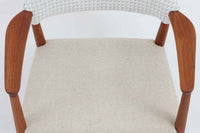 Kurt Olsenによってデザインされたmodel223は大き目の背もたれと、ウェビングテープ入りの座面により座心地に考慮されています。Slagelse mobelfabrikの熟練に職人によって形成された削り出されたチーク材の滑らかな雰囲気は既製品には無い高級感を感じさせてくれます。