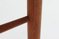 Kurt Olsenによってデザインされたmodel223は大き目の背もたれと、ウェビングテープ入りの座面により座心地に考慮されています。Slagelse mobelfabrikの熟練に職人によって形成された削り出されたチーク材の滑らかな雰囲気は既製品には無い高級感を感じさせてくれます。