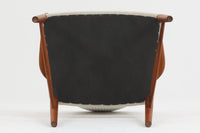 Kurt Olsenによってデザインされたmodel223は大き目の背もたれと、ウェビングテープ入りの座面により座心地に考慮されています。Slagelse mobelfabrikの熟練に職人によって形成された削り出されたチーク材の滑らかな雰囲気は既製品には無い高級感を感じさせてくれます。