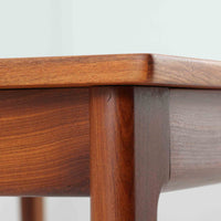 Vamo Mobelfabrikによって製造されたこちらのエクステンションダイニングテーブルは、チーク材の豊かな木目と重厚感のある質感が魅力の北欧ビンテージ家具で、幅150cmから最大270cmまで拡張可能な構造により、来客時や家族団らんの場にも柔軟に対応します。天板下に格納された2枚の中板を引き出して使用するシステムは実用性と美しさを兼ね備え、シャープなエッジと丸みを帯びた脚部が洗練された佇まいを演出します。デザイナー不明ながら、Vamo社ならではの確かな造りとDanish Controlラベルが品質の高さを物語る一台です。