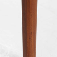 Vamo Mobelfabrikによって製造されたこちらのエクステンションダイニングテーブルは、チーク材の豊かな木目と重厚感のある質感が魅力の北欧ビンテージ家具で、幅150cmから最大270cmまで拡張可能な構造により、来客時や家族団らんの場にも柔軟に対応します。天板下に格納された2枚の中板を引き出して使用するシステムは実用性と美しさを兼ね備え、シャープなエッジと丸みを帯びた脚部が洗練された佇まいを演出します。デザイナー不明ながら、Vamo社ならではの確かな造りとDanish Controlラベルが品質の高さを物語る一台です。