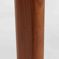 Vamo Mobelfabrikによって製造されたこちらのエクステンションダイニングテーブルは、チーク材の豊かな木目と重厚感のある質感が魅力の北欧ビンテージ家具で、幅150cmから最大270cmまで拡張可能な構造により、来客時や家族団らんの場にも柔軟に対応します。天板下に格納された2枚の中板を引き出して使用するシステムは実用性と美しさを兼ね備え、シャープなエッジと丸みを帯びた脚部が洗練された佇まいを演出します。デザイナー不明ながら、Vamo社ならではの確かな造りとDanish Controlラベルが品質の高さを物語る一台です。