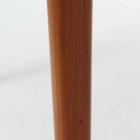 Vamo Mobelfabrikによって製造されたこちらのエクステンションダイニングテーブルは、チーク材の豊かな木目と重厚感のある質感が魅力の北欧ビンテージ家具で、幅150cmから最大270cmまで拡張可能な構造により、来客時や家族団らんの場にも柔軟に対応します。天板下に格納された2枚の中板を引き出して使用するシステムは実用性と美しさを兼ね備え、シャープなエッジと丸みを帯びた脚部が洗練された佇まいを演出します。デザイナー不明ながら、Vamo社ならではの確かな造りとDanish Controlラベルが品質の高さを物語る一台です。