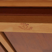 Vamo Mobelfabrikによって製造されたこちらのエクステンションダイニングテーブルは、チーク材の豊かな木目と重厚感のある質感が魅力の北欧ビンテージ家具で、幅150cmから最大270cmまで拡張可能な構造により、来客時や家族団らんの場にも柔軟に対応します。天板下に格納された2枚の中板を引き出して使用するシステムは実用性と美しさを兼ね備え、シャープなエッジと丸みを帯びた脚部が洗練された佇まいを演出します。デザイナー不明ながら、Vamo社ならではの確かな造りとDanish Controlラベルが品質の高さを物語る一台です。