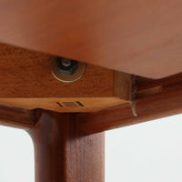 Vamo Mobelfabrikによって製造されたこちらのエクステンションダイニングテーブルは、チーク材の豊かな木目と重厚感のある質感が魅力の北欧ビンテージ家具で、幅150cmから最大270cmまで拡張可能な構造により、来客時や家族団らんの場にも柔軟に対応します。天板下に格納された2枚の中板を引き出して使用するシステムは実用性と美しさを兼ね備え、シャープなエッジと丸みを帯びた脚部が洗練された佇まいを演出します。デザイナー不明ながら、Vamo社ならではの確かな造りとDanish Controlラベルが品質の高さを物語る一台です。