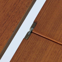 Vamo Mobelfabrikによって製造されたこちらのエクステンションダイニングテーブルは、チーク材の豊かな木目と重厚感のある質感が魅力の北欧ビンテージ家具で、幅150cmから最大270cmまで拡張可能な構造により、来客時や家族団らんの場にも柔軟に対応します。天板下に格納された2枚の中板を引き出して使用するシステムは実用性と美しさを兼ね備え、シャープなエッジと丸みを帯びた脚部が洗練された佇まいを演出します。デザイナー不明ながら、Vamo社ならではの確かな造りとDanish Controlラベルが品質の高さを物語る一台です。