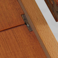 Vamo Mobelfabrikによって製造されたこちらのエクステンションダイニングテーブルは、チーク材の豊かな木目と重厚感のある質感が魅力の北欧ビンテージ家具で、幅150cmから最大270cmまで拡張可能な構造により、来客時や家族団らんの場にも柔軟に対応します。天板下に格納された2枚の中板を引き出して使用するシステムは実用性と美しさを兼ね備え、シャープなエッジと丸みを帯びた脚部が洗練された佇まいを演出します。デザイナー不明ながら、Vamo社ならではの確かな造りとDanish Controlラベルが品質の高さを物語る一台です。