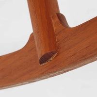 Hans J. Wegner(ハンス・J・ウェグナー)がデザインし、FDB Mobler社が製造したロッキングチェア「J16」。美しいチーク材のフレームとペーパーコードの座面が融合した、北欧ビンテージ家具を代表する一脚です。ハイバックと広めのアームが包み込むような座り心地を生み、ロッキングの揺れが心地よい安らぎをもたらします。経年により深みを増したチーク材の風合いが空間に静かな存在感を添え、読書やリラックスタイムに最適です。チーク材のモデルは希少で、現地デンマークのオークションで入手した確かな逸品です。