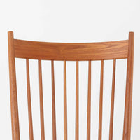 Hans J. Wegner(ハンス・J・ウェグナー)がデザインし、FDB Mobler社が製造したロッキングチェア「J16」。美しいチーク材のフレームとペーパーコードの座面が融合した、北欧ビンテージ家具を代表する一脚です。ハイバックと広めのアームが包み込むような座り心地を生み、ロッキングの揺れが心地よい安らぎをもたらします。経年により深みを増したチーク材の風合いが空間に静かな存在感を添え、読書やリラックスタイムに最適です。チーク材のモデルは希少で、現地デンマークのオークションで入手した確かな逸品です。