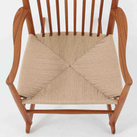 Hans J. Wegner(ハンス・J・ウェグナー)がデザインし、FDB Mobler社が製造したロッキングチェア「J16」。美しいチーク材のフレームとペーパーコードの座面が融合した、北欧ビンテージ家具を代表する一脚です。ハイバックと広めのアームが包み込むような座り心地を生み、ロッキングの揺れが心地よい安らぎをもたらします。経年により深みを増したチーク材の風合いが空間に静かな存在感を添え、読書やリラックスタイムに最適です。チーク材のモデルは希少で、現地デンマークのオークションで入手した確かな逸品です。