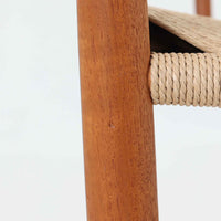 Hans J. Wegner(ハンス・J・ウェグナー)がデザインし、FDB Mobler社が製造したロッキングチェア「J16」。美しいチーク材のフレームとペーパーコードの座面が融合した、北欧ビンテージ家具を代表する一脚です。ハイバックと広めのアームが包み込むような座り心地を生み、ロッキングの揺れが心地よい安らぎをもたらします。経年により深みを増したチーク材の風合いが空間に静かな存在感を添え、読書やリラックスタイムに最適です。チーク材のモデルは希少で、現地デンマークのオークションで入手した確かな逸品です。