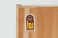 Hundevad & Co社製の造りが良いブックシェルフです。良質なチーク材が使用されています。大型で様々な本が収納可能です。Poul Hundevadならではの棚板前面のスリットとタボが見えない設計により非常にすっきりとした印象に仕上がっています。