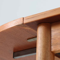 バタフライ式の半円天板と中央拡張板2枚を備えたエクステンションダイニングテーブルは、最大幅2520mmで8人でもゆったり囲めるサイズ感が魅力です。滑らかな金属レール構造により拡張もスムーズで、コンパクトな状態から広々とした食卓へ柔軟に変化します。温かみあるチーク材の質感と端正なデザインが調和した、北欧ビンテージ家具らしい実用性と美しさを兼ね備えた一台です。