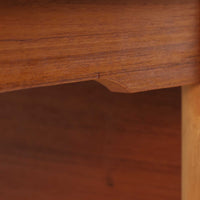 バタフライ式の半円天板と中央拡張板2枚を備えたエクステンションダイニングテーブルは、最大幅2520mmで8人でもゆったり囲めるサイズ感が魅力です。滑らかな金属レール構造により拡張もスムーズで、コンパクトな状態から広々とした食卓へ柔軟に変化します。温かみあるチーク材の質感と端正なデザインが調和した、北欧ビンテージ家具らしい実用性と美しさを兼ね備えた一台です。