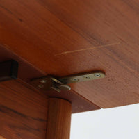 バタフライ式の半円天板と中央拡張板2枚を備えたエクステンションダイニングテーブルは、最大幅2520mmで8人でもゆったり囲めるサイズ感が魅力です。滑らかな金属レール構造により拡張もスムーズで、コンパクトな状態から広々とした食卓へ柔軟に変化します。温かみあるチーク材の質感と端正なデザインが調和した、北欧ビンテージ家具らしい実用性と美しさを兼ね備えた一台です。