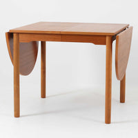 バタフライ式の半円天板と中央拡張板2枚を備えたエクステンションダイニングテーブルは、最大幅2520mmで8人でもゆったり囲めるサイズ感が魅力です。滑らかな金属レール構造により拡張もスムーズで、コンパクトな状態から広々とした食卓へ柔軟に変化します。温かみあるチーク材の質感と端正なデザインが調和した、北欧ビンテージ家具らしい実用性と美しさを兼ね備えた一台です。