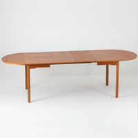 バタフライ式の半円天板と中央拡張板2枚を備えたエクステンションダイニングテーブルは、最大幅2520mmで8人でもゆったり囲めるサイズ感が魅力です。滑らかな金属レール構造により拡張もスムーズで、コンパクトな状態から広々とした食卓へ柔軟に変化します。温かみあるチーク材の質感と端正なデザインが調和した、北欧ビンテージ家具らしい実用性と美しさを兼ね備えた一台です。