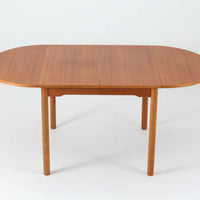 バタフライ式の半円天板と中央拡張板2枚を備えたエクステンションダイニングテーブルは、最大幅2520mmで8人でもゆったり囲めるサイズ感が魅力です。滑らかな金属レール構造により拡張もスムーズで、コンパクトな状態から広々とした食卓へ柔軟に変化します。温かみあるチーク材の質感と端正なデザインが調和した、北欧ビンテージ家具らしい実用性と美しさを兼ね備えた一台です。