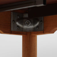 バタフライ式の半円天板と中央拡張板2枚を備えたエクステンションダイニングテーブルは、最大幅2520mmで8人でもゆったり囲めるサイズ感が魅力です。滑らかな金属レール構造により拡張もスムーズで、コンパクトな状態から広々とした食卓へ柔軟に変化します。温かみあるチーク材の質感と端正なデザインが調和した、北欧ビンテージ家具らしい実用性と美しさを兼ね備えた一台です。