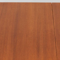 バタフライ式の半円天板と中央拡張板2枚を備えたエクステンションダイニングテーブルは、最大幅2520mmで8人でもゆったり囲めるサイズ感が魅力です。滑らかな金属レール構造により拡張もスムーズで、コンパクトな状態から広々とした食卓へ柔軟に変化します。温かみあるチーク材の質感と端正なデザインが調和した、北欧ビンテージ家具らしい実用性と美しさを兼ね備えた一台です。